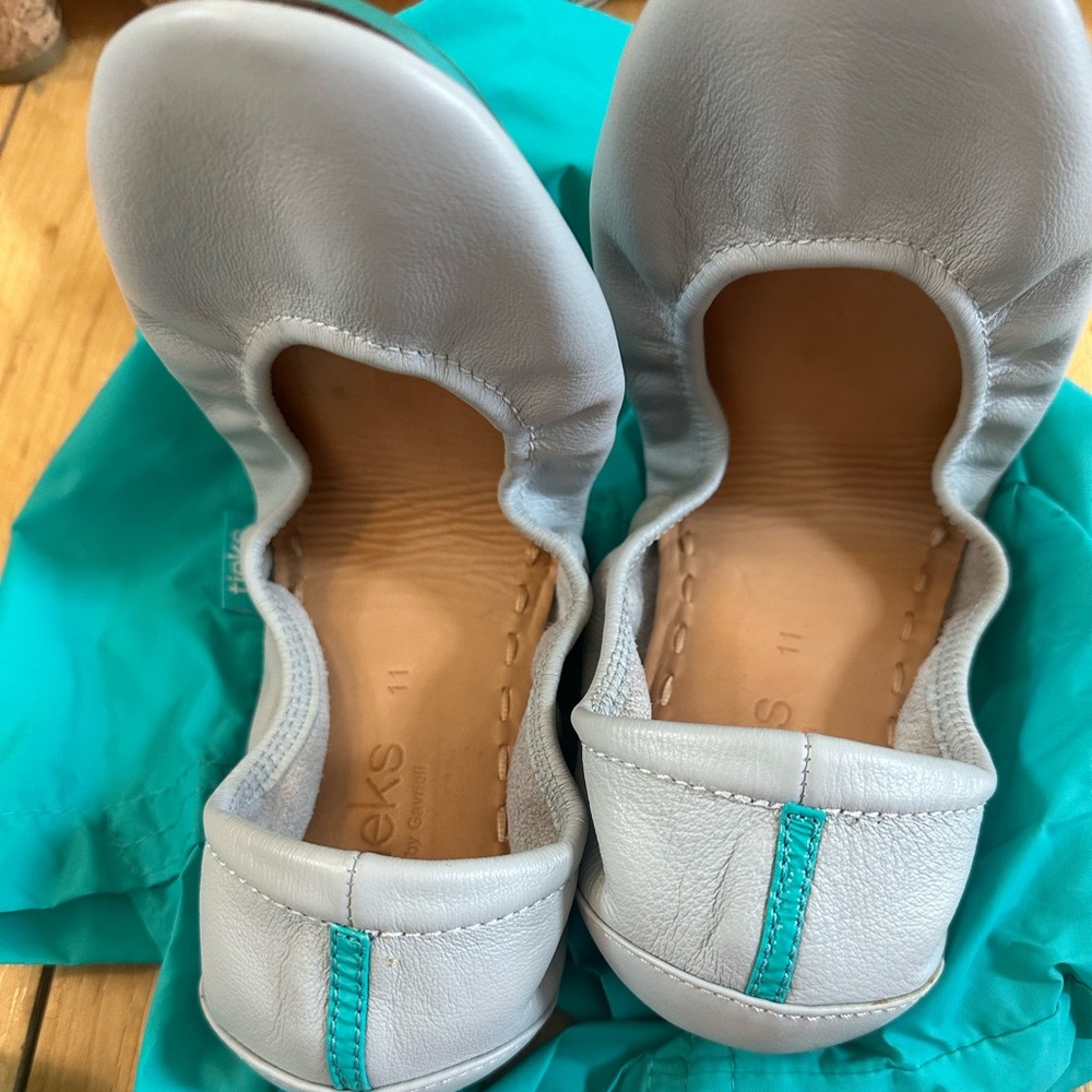 Women’s gray tieks